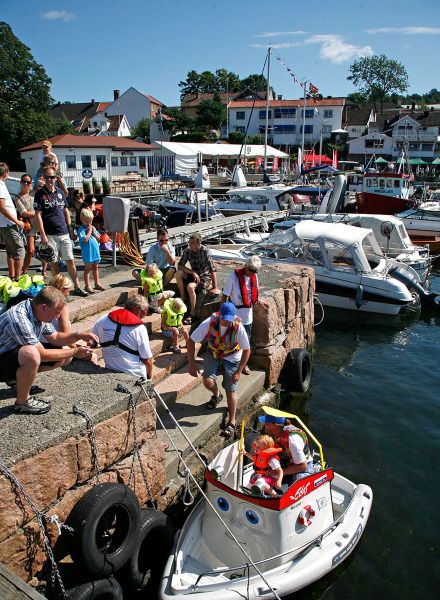 Yrende liv i båthavna i Drøbak